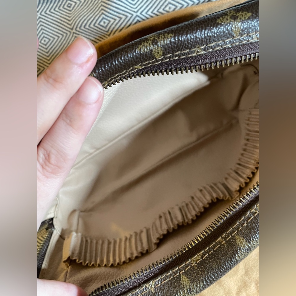 Louis Vuitton Trousse 23 Unisex Classic Monogram Canvas Cosmetic Bag | Vintage - Picture 13 of 17